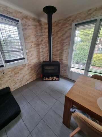 Installation d’un poêle à bois horizontal avec range buche à NARBONNE
