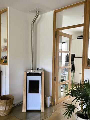 Installation d’un poêle à granulés blanc pied bois véritable sur PERPIGNAN
