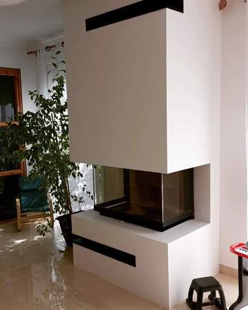 Une cheminée multiface avec foyer relevable