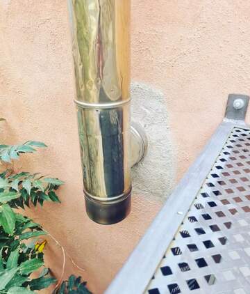 Implantation d'un conduit extérieur sur une maison proche de Cucugnan