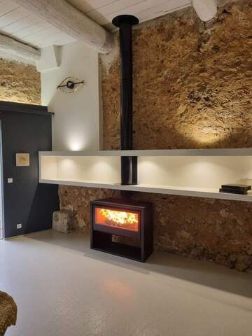 Installation d'un poêle à bois avec banc de finition pour chaise support dans l'Aude
