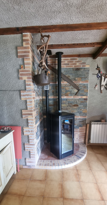 Installation d’un poêle à granulés canalisable pour distribution de chaleur