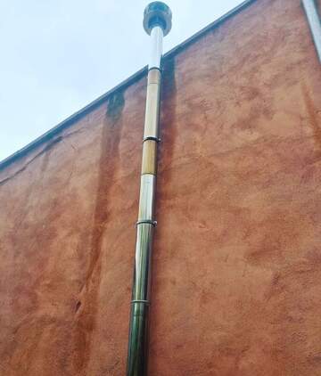 Implantation d'un conduit extérieur sur une maison proche de Cucugnan