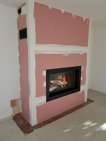 Réalisation d'une cheminée moderne avec insert